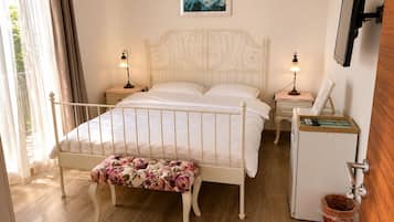 Comfort Double Room, City View | Desk, WiFi (free), bed sheets