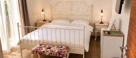Chambre Confort double, vue sur la ville | Bureau, accès au Wi-Fi (inclus), literie fournie