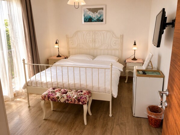 Habitación doble Confort, vista a la ciudad | Escritorio, wifi gratis y ropa de cama