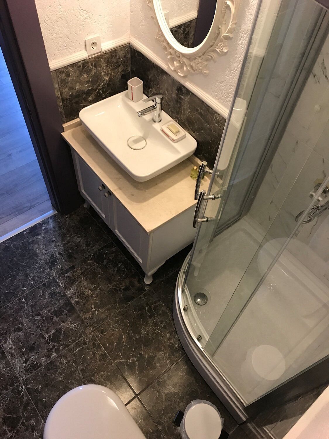 Comfort tweepersoonskamer, uitzicht op de stad | Badkamer | Een douche, een haardroger, handdoeken, zeep