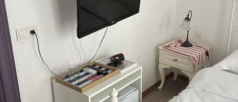 エコノミー ダブルルーム シティビュー | デスク、WiFi (無料)、ベッドシーツ