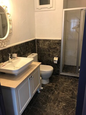 舒适双人房, 城市景观 | 浴室 | 淋浴设施、免费洗浴用品、吹风机、毛巾