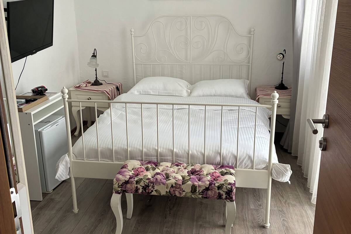 Habitación doble económica, vista a la ciudad | Escritorio, wifi gratis y ropa de cama