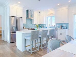 Fridge, microwave, oven, stovetop - Fresh Air & Flip Flops - Falmouth Heights Beach (Falmouth)