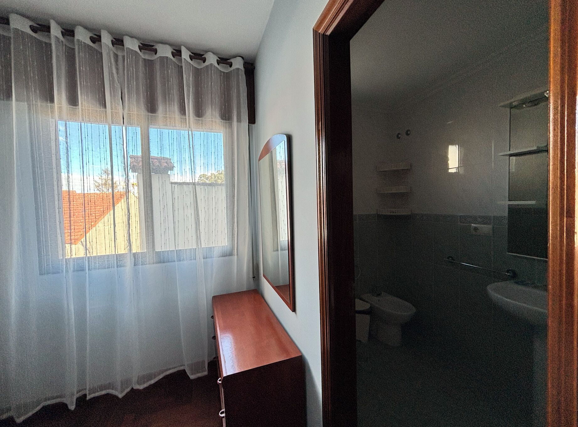 Bidet, serviettes fournies, savon, papier toilette