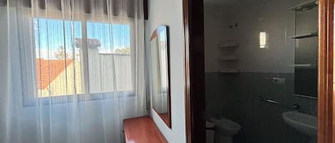 Bidet, serviettes fournies, savon, papier toilette