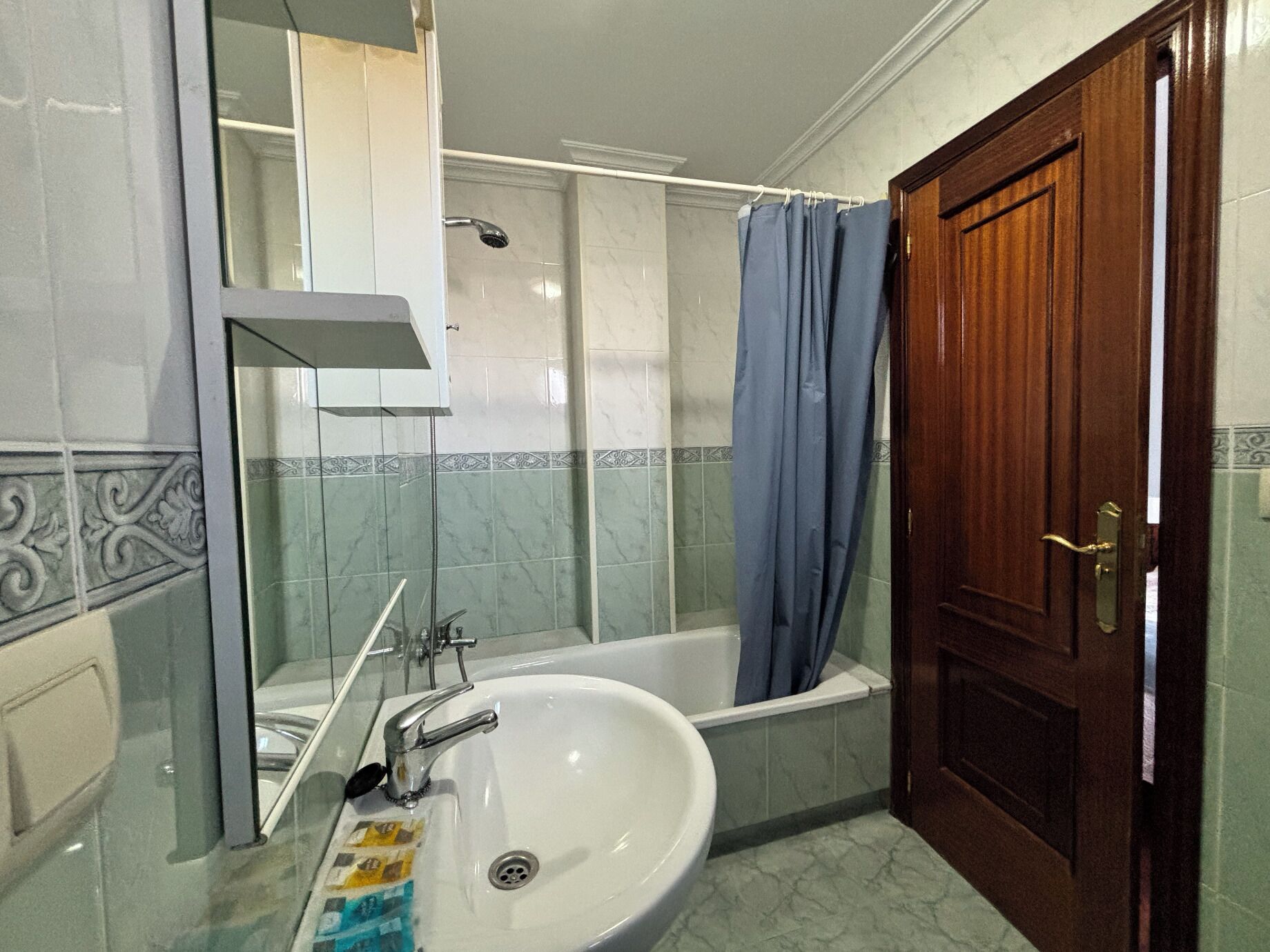 Bidet, serviettes fournies, savon, papier de toilette