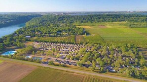 Vista aérea de una zona residencial con casas, campos y un río.