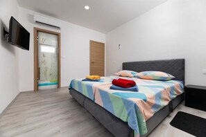 3 bedrooms, free WiFi, bed sheets - Holiday house VILLA VERONIQ with pool and jacuzzi (Hlapa)
