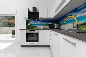 Fridge, microwave, oven, stovetop - Holiday house VILLA VERONIQ with pool and jacuzzi (Hlapa)