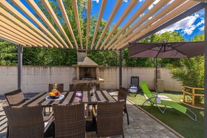 Outdoor dining - Holiday house VILLA VERONIQ with pool and jacuzzi (Hlapa)
