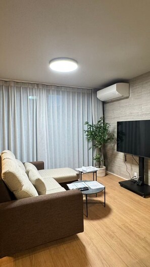 Living area - Akikawa Mashiki 4 | 15 mins to Airport | Steel-Frame 5BR | Up to 8 Guests (益城町)