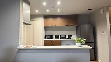 Fridge, microwave, dishwasher, cookware/dishes/utensils