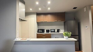 Fridge, microwave, dishwasher, cookware/dishes/utensils
