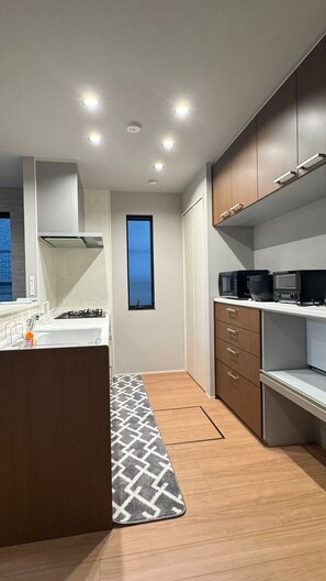 Private kitchen - Akikawa Mashiki 4 | 15 mins to Airport | Steel-Frame 5BR | Up to 8 Guests (益城町)