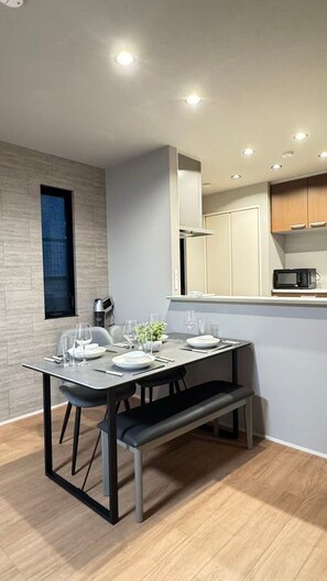 Dining - Akikawa Mashiki 4 | 15 mins to Airport | Steel-Frame 5BR | Up to 8 Guests (益城町)