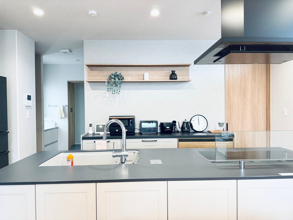 Fridge, microwave, dishwasher, cookware/dishes/utensils