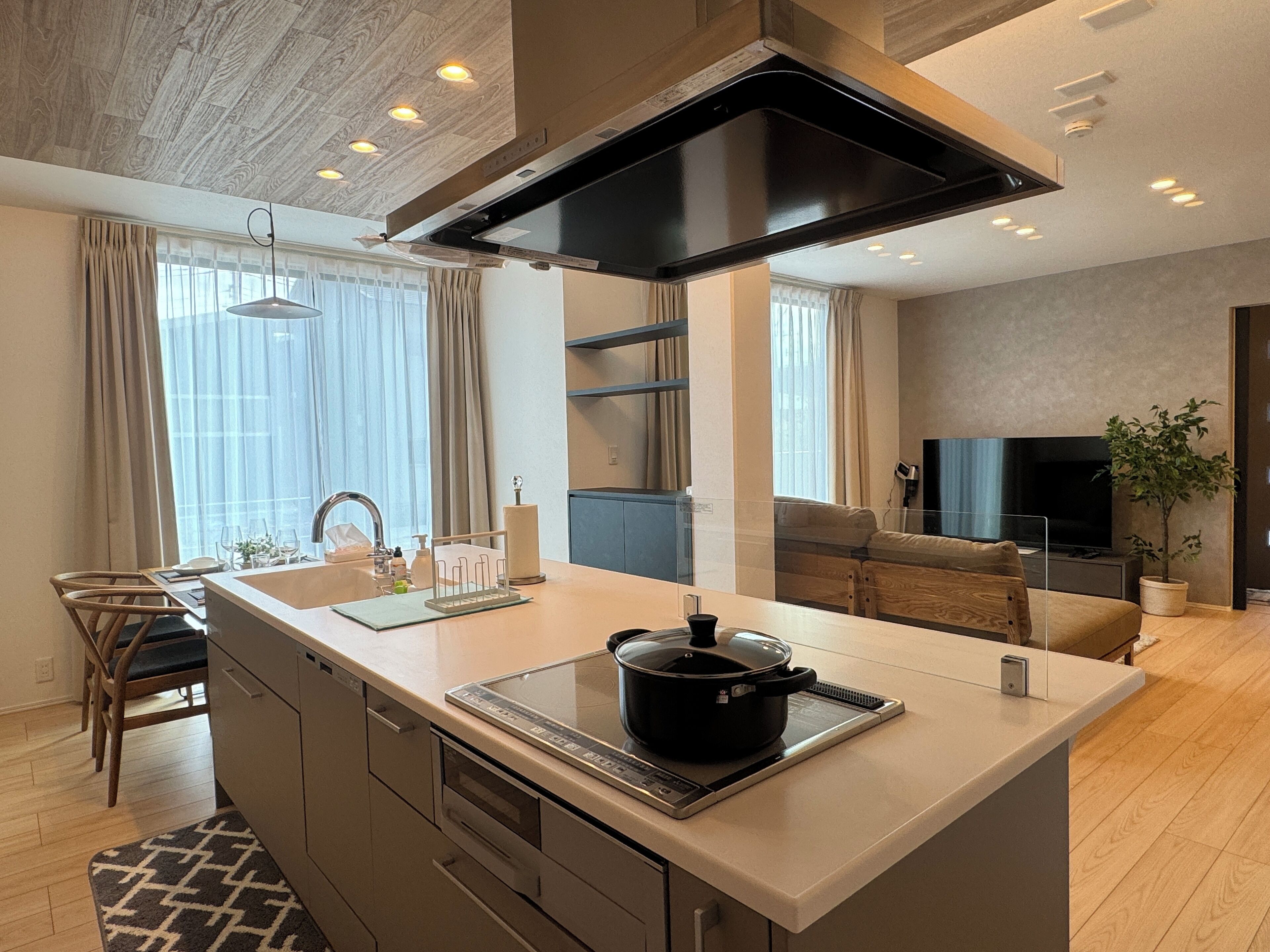 Fridge, microwave, dishwasher, cookware/dishes/utensils