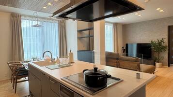 Fridge, microwave, dishwasher, cookware/dishes/utensils