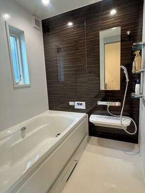 Bathroom - Akikawa Mashiki 2 | 15 mins to Airport | Steel-Frame 4BR | Up to 7 Guests (益城町)