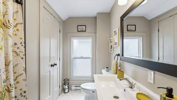 Secadora de cabello, toallas, jabón, papel de baño