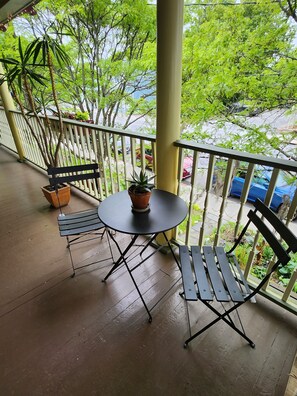 Outdoor dining - The Bakers Loft, 3 bedroom apartment with own balcony porch in Chatham Village (Chatham)