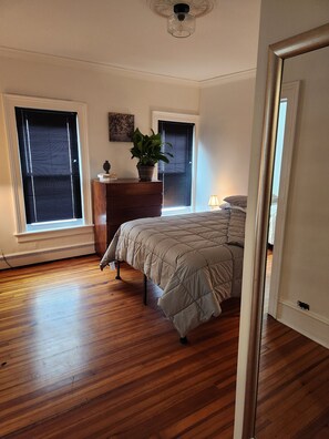 3 habitaciones, tabla de planchar con plancha, wifi y ropa de cama 