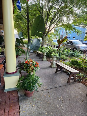 Property grounds - 3 Bedroom Hudson Valley Loft with private porch in the heart of Chatham Village (Chatham)