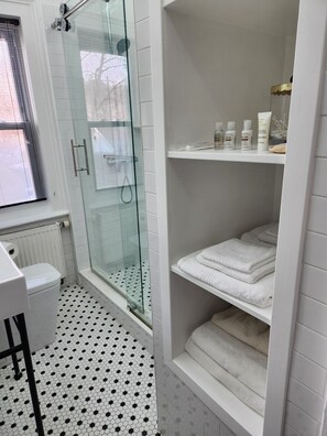Bathroom - The Bakers Loft, 3 bedroom apartment with own balcony porch in Chatham Village (Chatham)