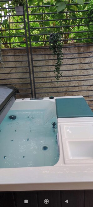 Bain à remous extérieur