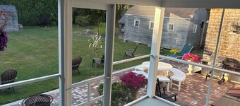 "Seaglass Cottage" New listing! Wonderful 3-bedroom house by the Sea