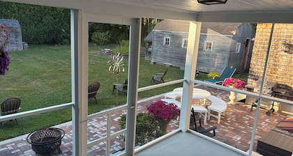 "Seaglass Cottage" New listing! Wonderful 3-bedroom house by the Sea