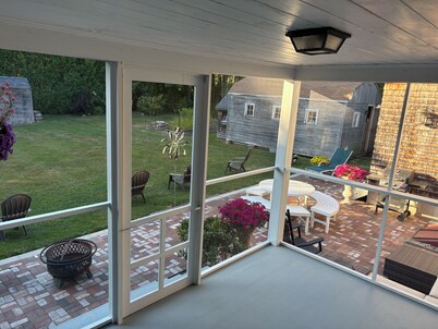 "Seaglass Cottage" New listing! Wonderful 3-bedroom house by the Sea