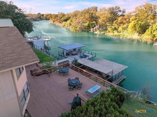 NEW! Lake Dunlap Waterfront Retreat/ 2 Boat Docks/Fishing/Kayaking/ Sleeps 18!