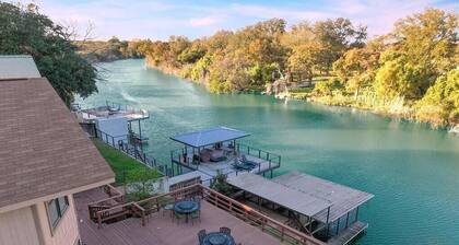 NEW! Lake Dunlap Waterfront Retreat/ 2 Boat Docks/Fishing/Kayaking/ Sleeps 18!