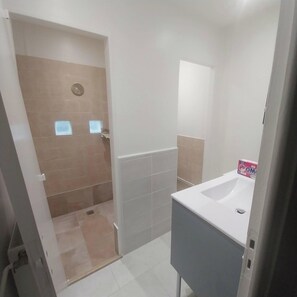 Shower, hair dryer, soap, toilet paper - Le P'tit cosy de Mu (ytrac)