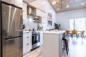 Apartamento, sacada, vista para a montanha | Cozinha privada | Geladeira grande, micro-ondas, fogão, cooktop