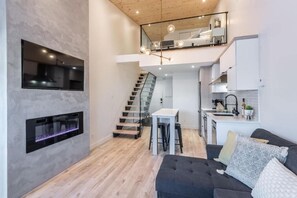 Apartment, Balkon, Bergblick | Wohnbereich