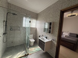 Dusche, Haartrockner, Bidet, Handtücher