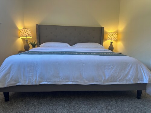 Downtown Private Master Suite with Easy Parking