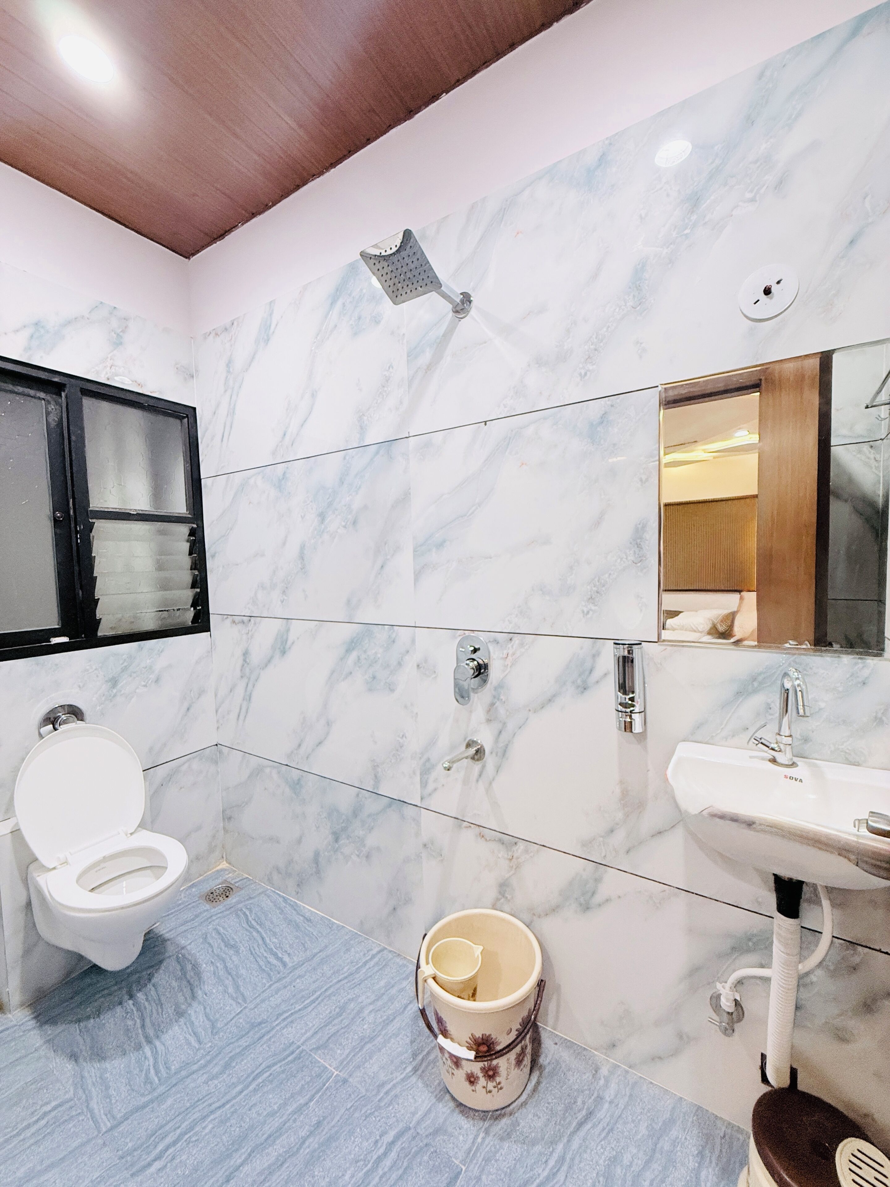 Family Room | Bathroom | Shower, slippers, towels, soap