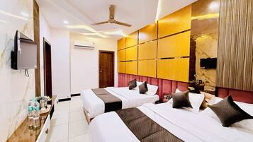 Family Room | In-room safe, desk, laptop workspace, blackout drapes