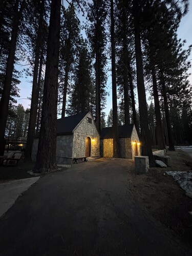 Lovely 3-bedroom cottage in South Lake Tahoe perfect for your getaway