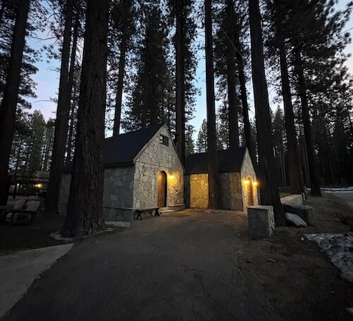 Lovely 3-bedroom cottage in South Lake Tahoe perfect for your getaway