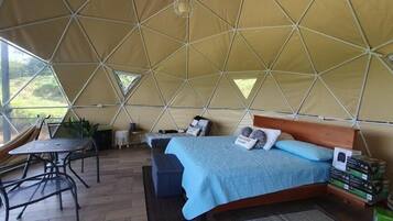 Deluxe-telttamajoitus, vuoristonäköala