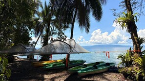 Une plage avec des kayaks et une tente.