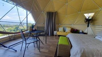 Deluxe-telttamajoitus, vuoristonäköala