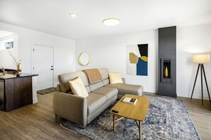 Living area - Waterfront View of Denali, Alaska Range & Ocean Views (Anchorage)