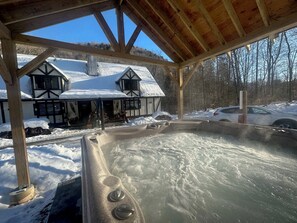 Outdoor spa tub - 4-Bedroom Chalet in Plymouth, Vt. Central to Killington, Woodstock, and Okemo! (Plymouth)