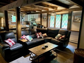 TV, fireplace - 4-Bedroom Chalet in Plymouth, Vt. Central to Killington, Woodstock, and Okemo! (Plymouth)